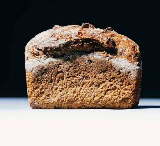 Reduzierte Produktfotografie eines Brotes mit klarer Lichtführung und sichtbarer Textur vor dunklem Hintergrund – fotografiert bei photoart