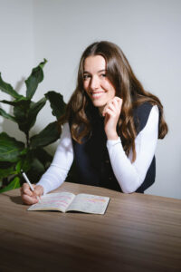 Modernes Mitarbeiterportrait einer Frau mit natürlicher Ausstrahlung in ruhiger Arbeitsatmosphäre – fotografiert bei photoart in Zürich