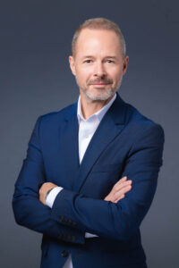 Modernes Mitarbeiterportrait eines Mannes mit natürlicher Ausstrahlung in ruhiger Arbeitsatmosphäre – fotografiert bei photoart in Zürich