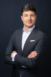 bewerbungsfoto-zuerich-businessportrait-anzug-dunkler-hintergrund Professionelles Bewerbungsfoto eines Mannes im grauen Anzug vor dunklem Hintergrund - Businessportrait Zürich