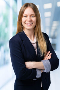 bewerbungsfoto-zuerich-businessportrait-frau-heller-hintergrund Professionelles Bewerbungsfoto einer Frau mit Blazer vor hellem Büro Hintergrund - Businessportrait Zürich