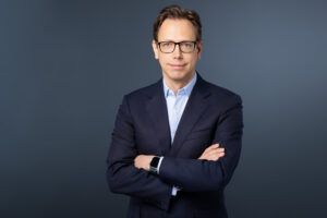 bewerbungsfoto-zuerich-businessportrait-mann-brille Professionelles Bewerbungsfoto eines Mannes mit Brille im Anzug - Businessportrait Zürich