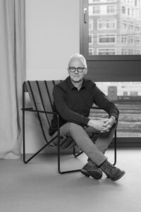 bewerbungsfoto-zuerich-businessportrait-mann-schwarzweiss Schwarzweisses Bewerbungsfoto eines Mannes im Business Outfit - professionelles Portrait für Bewerbung in Zürich.