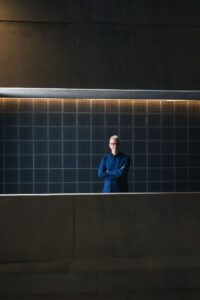 bewerbungsfoto-zuerich-maennlich-businessportrait-blaues-hemd Modernes Bewerbungsfoto eines Mannes in architektonischer Umgebung - Businessportrait für Bewerbung in Zürich