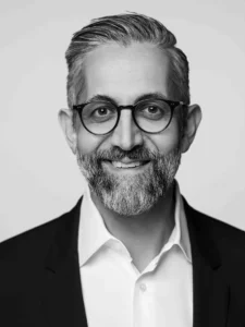 Professionelles Bewerbungsfoto für in Zürich mit klarem Licht und authentischer Ausstrahlung – aufgenommen bei Photoart