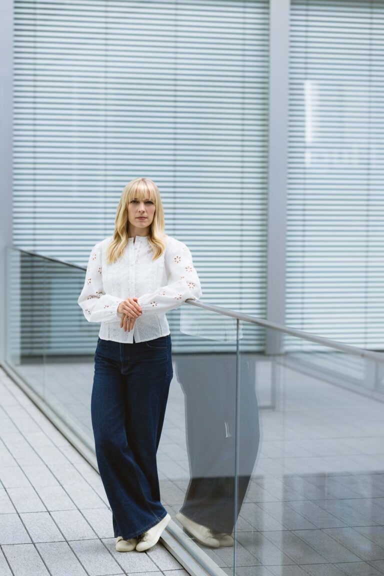 Professionelles Bewerbungsfoto für Frauen in Zürich mit klarem Licht und authentischer Ausstrahlung – aufgenommen bei photoart