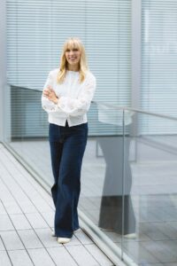 Professionelles Bewerbungsfoto für Frauen in Zürich mit klarem Licht und authentischer Ausstrahlung – aufgenommen bei photoart.