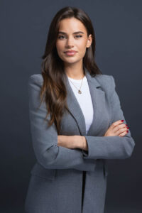 Professionelles Bewerbungsfoto für Frauen in Zürich mit klarem Licht und authentischer Ausstrahlung – aufgenommen bei photoart