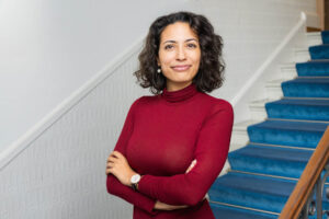 Professionelles Bewerbungsfoto für Frauen in Zürich mit klarem Licht und authentischer Ausstrahlung – aufgenommen bei photoart