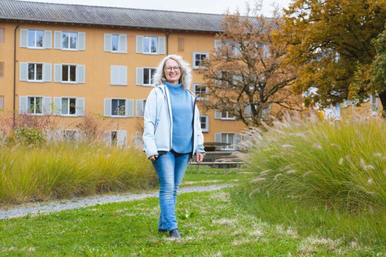 Mitbewohnerin der Sunnige Hof Genossenschaft in Zürich im Rahmen einer Corporate Reportage in der Wohnsiedlung.