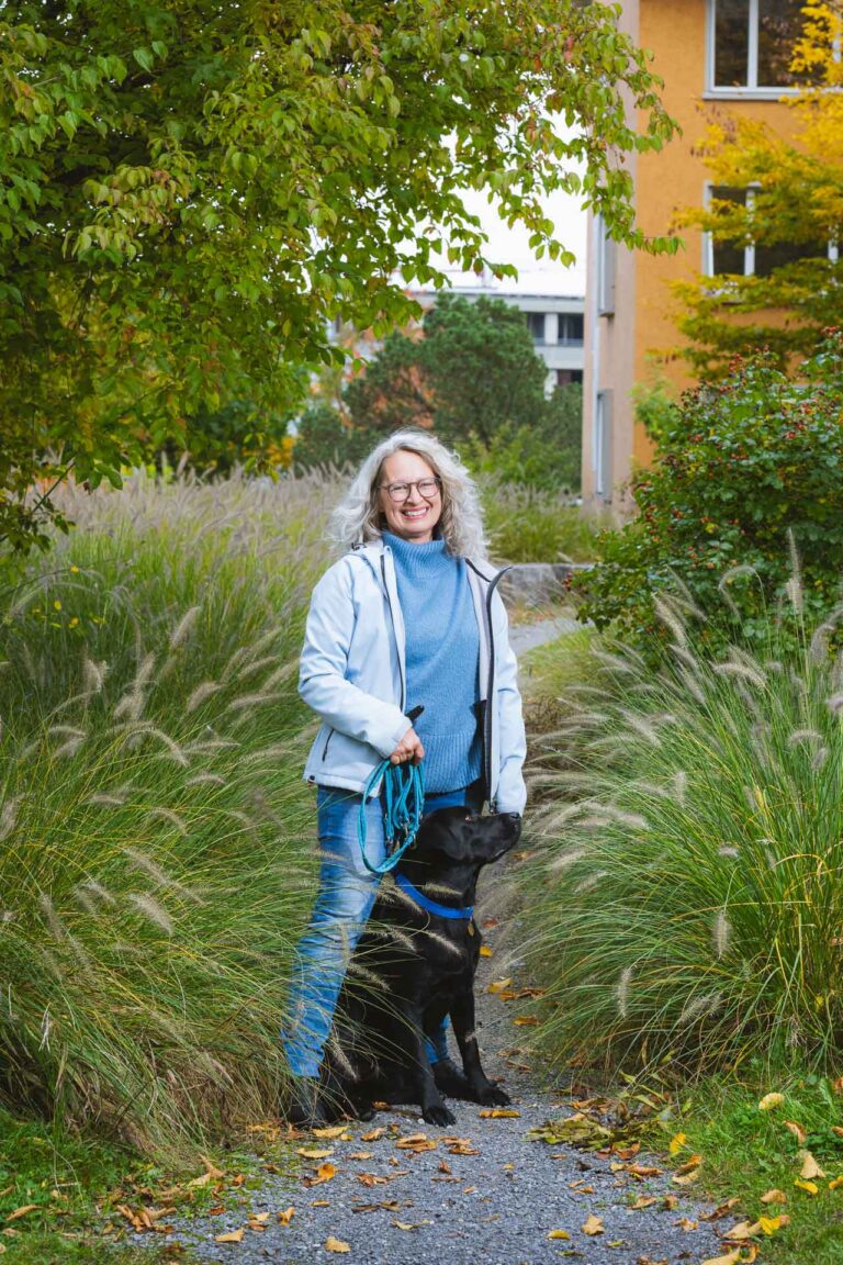 Authentische Szene einer Mitbewohnerin der Sunnige Hof Genossenschaft in Zürich während einer redaktionellen Unternehmensreportage.