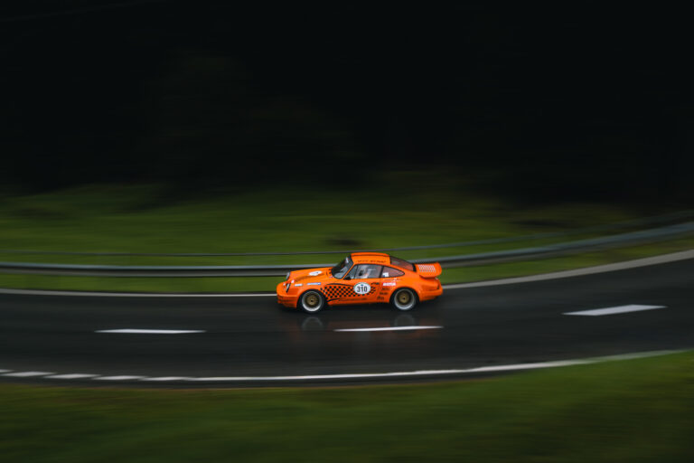 Eventfotografie Arosa Classic 2025 – historische Rennwagen beim Motorsport-Event in der Schweiz, fotografiert von Photoart aus Zürich.