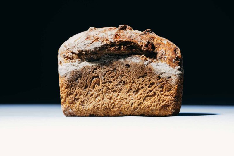 Produktfotografie in Zürich – minimalistische Stilllife-Aufnahme von zwei Broten im Studio fotografiert von Photoart