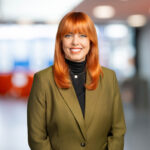 Business Portrait eines Recruiting-Teammitglieds mit einheitlichem Hintergrund