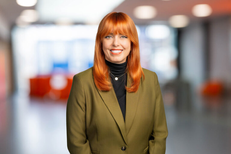 Business Portrait eines Recruiting-Teammitglieds mit einheitlichem Hintergrund