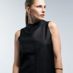 Fashion Editorial Aufnahme von Natascha Polké mit schwarzem Kleid – zeitlose Modefotografie vor neutralem Studiohintergrund.