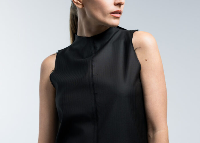 Fashion Editorial Aufnahme von Natascha Polké mit schwarzem Kleid – zeitlose Modefotografie vor neutralem Studiohintergrund.