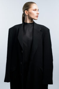 fashion-editorial-zuerich-natascha-polke-photoart_9 Minimalistisches Editorial Portrait von Natascha Polké – zeitlose Modefotografie mit präziser Lichtsetzung.