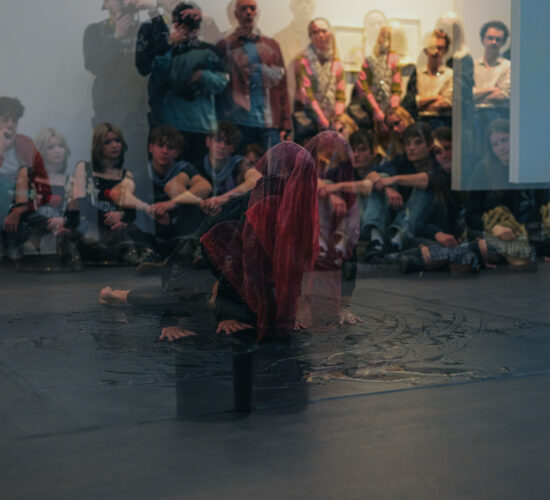 Performance Kunst Szene Zürich mit Publikum fotografiert